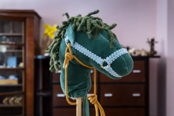 Cavallo a bastone con criniera di lana verde