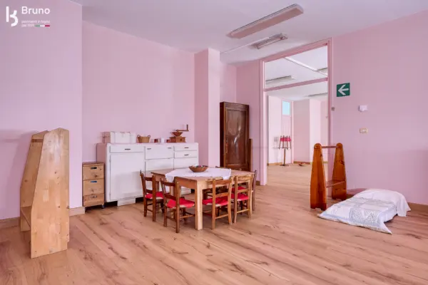 Sala con tavolino apparecchiato e mobili in legno