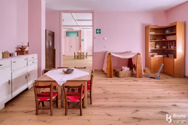Sala con tavolo, credenza e angolo gioco
