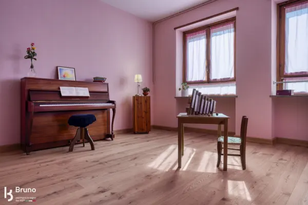 Sala con pianoforte e finestre